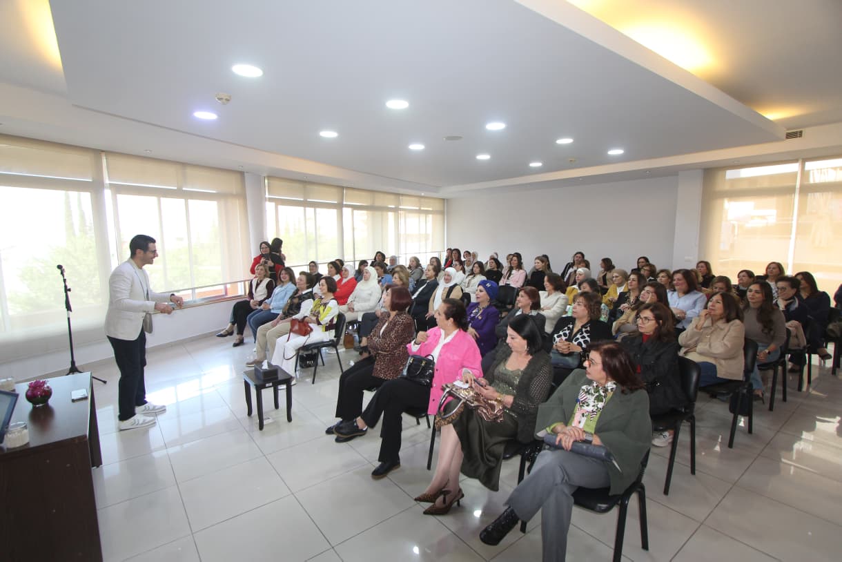 جمعية “أهلنا” استضافت د. محمود الناتوت في لقاء تفاعلي بعنوان ” بالمعرفة والعطاء منودّع عامنا الـ25 “