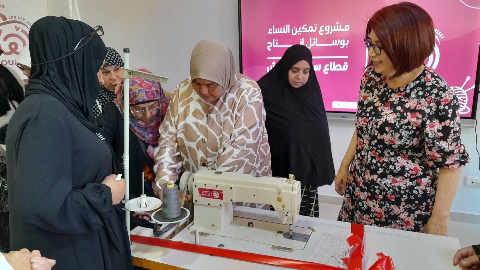 ضمن مشروعها “تمكين النساء بوسائل انتاج – قطاع سبل العيش” ” أهلنا ” سلّمت ماكينات خياطة لـ 15 سيدة من عائلات مشمولة برعايتها
