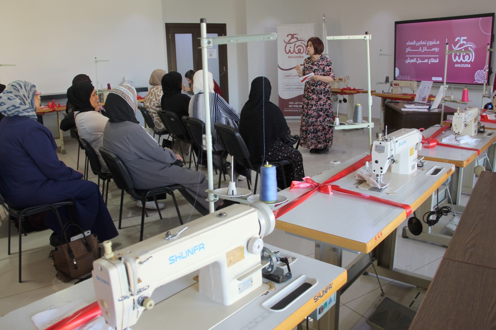 ضمن مشروعها “تمكين النساء بوسائل انتاج – قطاع سبل العيش” ” أهلنا ” سلّمت ماكينات خياطة لـ 15 سيدة من عائلات مشمولة برعايتها