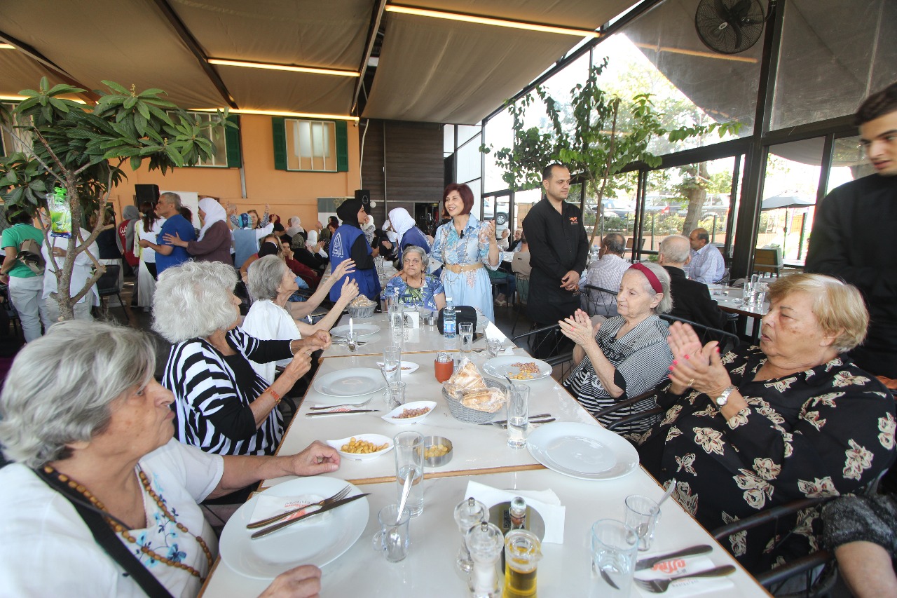 ” أهلنا” بالشراكة مع ” جامع البحر وصندوق الزكاة ودار الراحة ” أقامت فطوراً تكريمياً للمسنين: ابتسامة مسنّ أجمل من ألف هدية ” أهلنا” بالشراكة مع ” جامع البحر وصندوق الزكاة ودار الراحة ” أقامت فطوراً تكريمياً للمسنين: ابتسامة مسنّ أجمل من ألف هدية