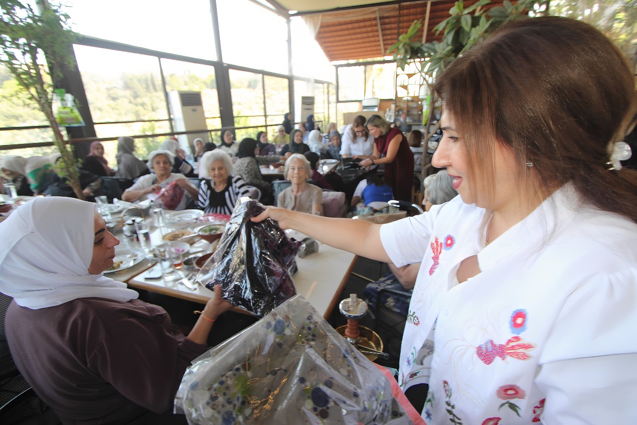 ” أهلنا” بالشراكة مع ” جامع البحر وصندوق الزكاة ودار الراحة ” أقامت فطوراً تكريمياً للمسنين: ابتسامة مسنّ أجمل من ألف هدية ” أهلنا” بالشراكة مع ” جامع البحر وصندوق الزكاة ودار الراحة ” أقامت فطوراً تكريمياً للمسنين: ابتسامة مسنّ أجمل من ألف هدية