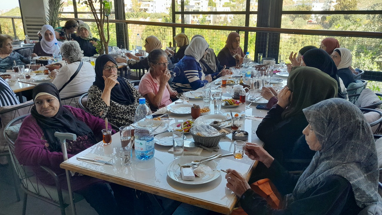 ” أهلنا” بالشراكة مع ” جامع البحر وصندوق الزكاة ودار الراحة ” أقامت فطوراً تكريمياً للمسنين: ابتسامة مسنّ أجمل من ألف هدية ” أهلنا” بالشراكة مع ” جامع البحر وصندوق الزكاة ودار الراحة ” أقامت فطوراً تكريمياً للمسنين: ابتسامة مسنّ أجمل من ألف هدية