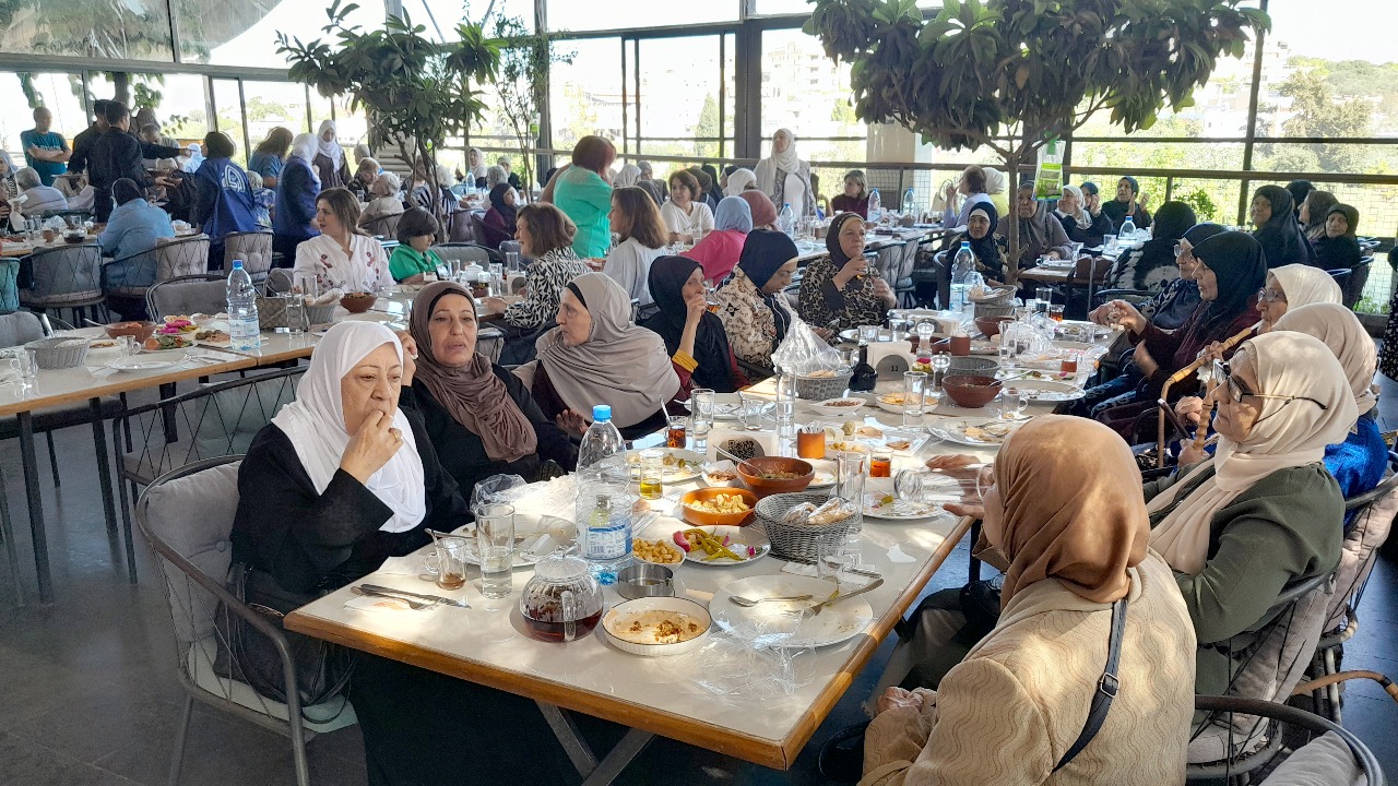 ” أهلنا” بالشراكة مع ” جامع البحر وصندوق الزكاة ودار الراحة ” أقامت فطوراً تكريمياً للمسنين: ابتسامة مسنّ أجمل من ألف هدية ” أهلنا” بالشراكة مع ” جامع البحر وصندوق الزكاة ودار الراحة ” أقامت فطوراً تكريمياً للمسنين: ابتسامة مسنّ أجمل من ألف هدية