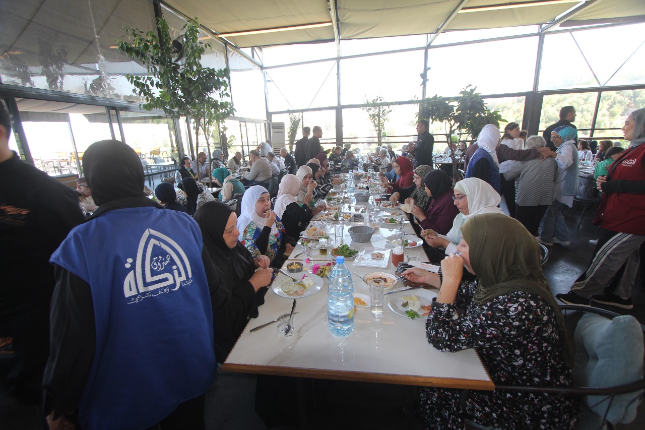 ” أهلنا” بالشراكة مع ” جامع البحر وصندوق الزكاة ودار الراحة ” أقامت فطوراً تكريمياً للمسنين: ابتسامة مسنّ أجمل من ألف هدية ” أهلنا” بالشراكة مع ” جامع البحر وصندوق الزكاة ودار الراحة ” أقامت فطوراً تكريمياً للمسنين: ابتسامة مسنّ أجمل من ألف هدية